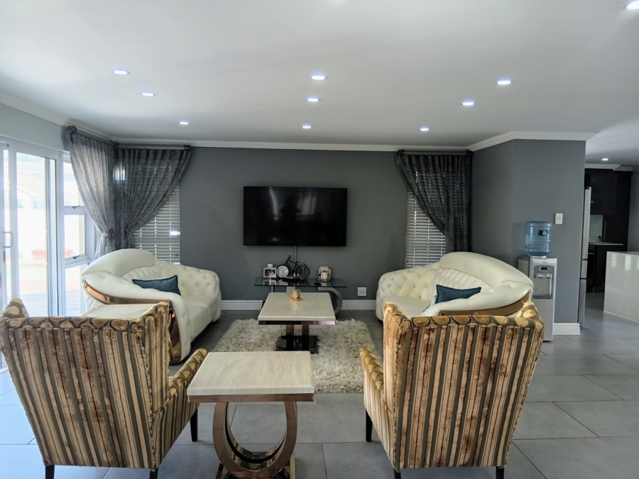 5 Bedroom Property for Sale in Beacon Bay Eastern Cape